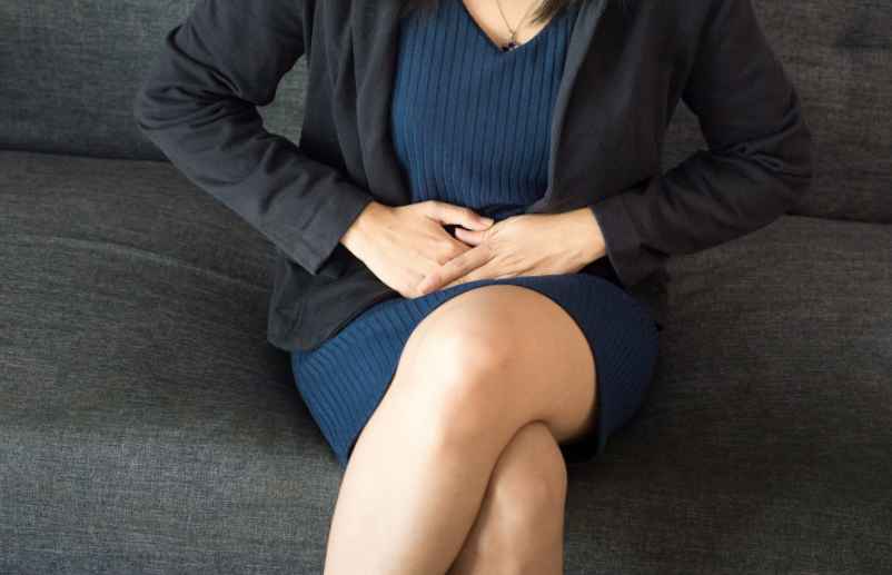 Douleurs au bas du ventre chez une femme ménopausée