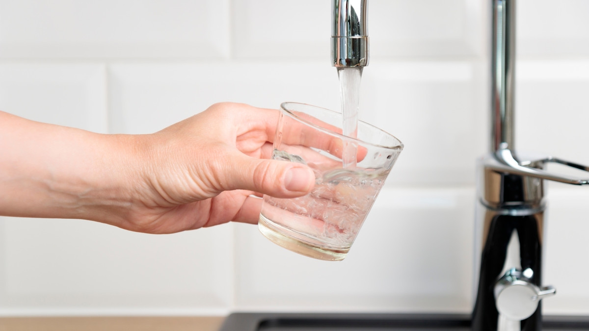Boire l’eau du robinet : bonne ou mauvaise idée selon votre région ?