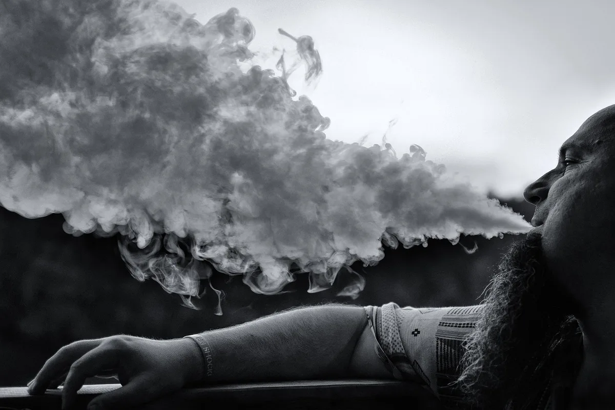 Vapeur d'une cigarette électronique en gros plan
