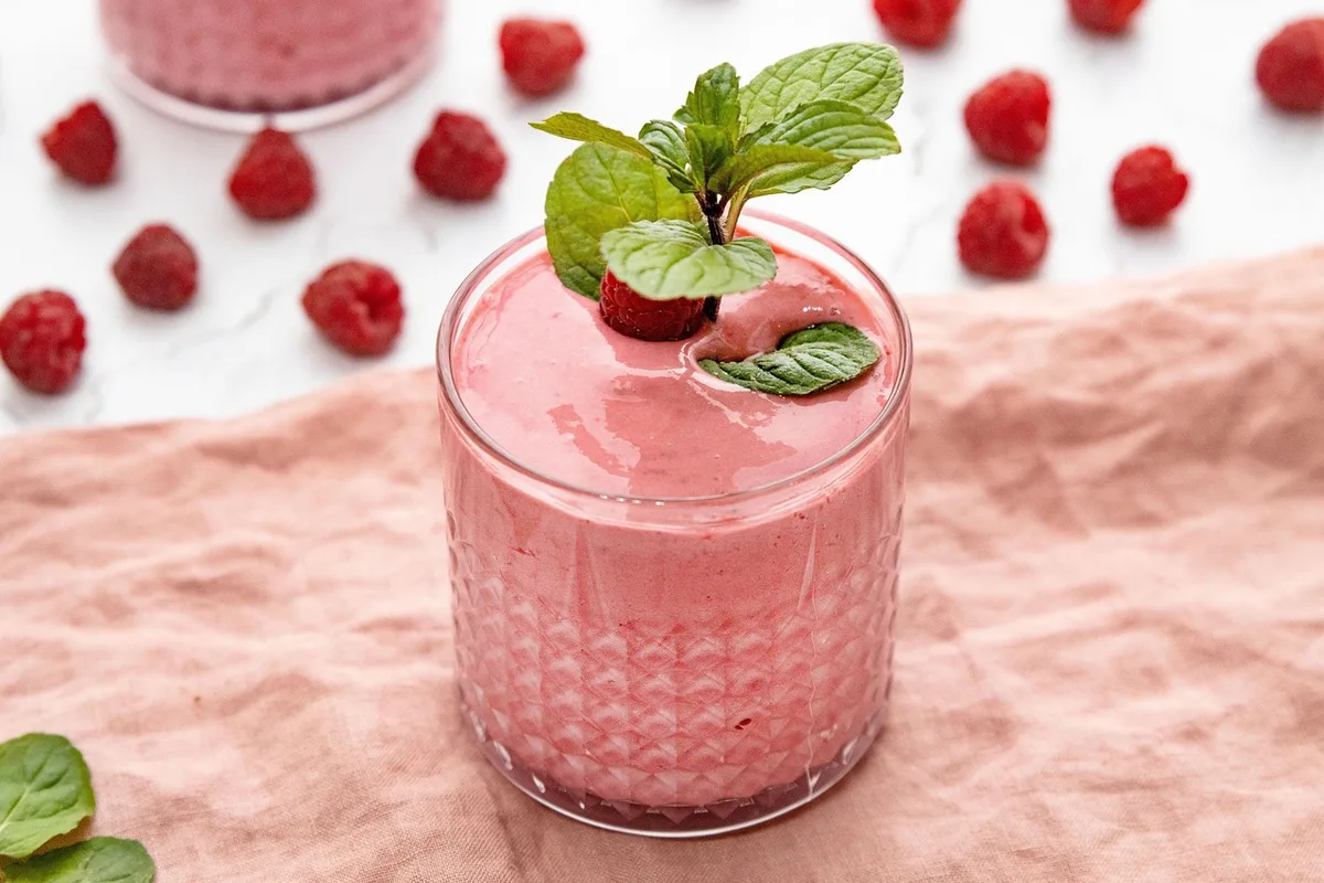 Poudre de collagène et smoothie préparé sur un plan de travail