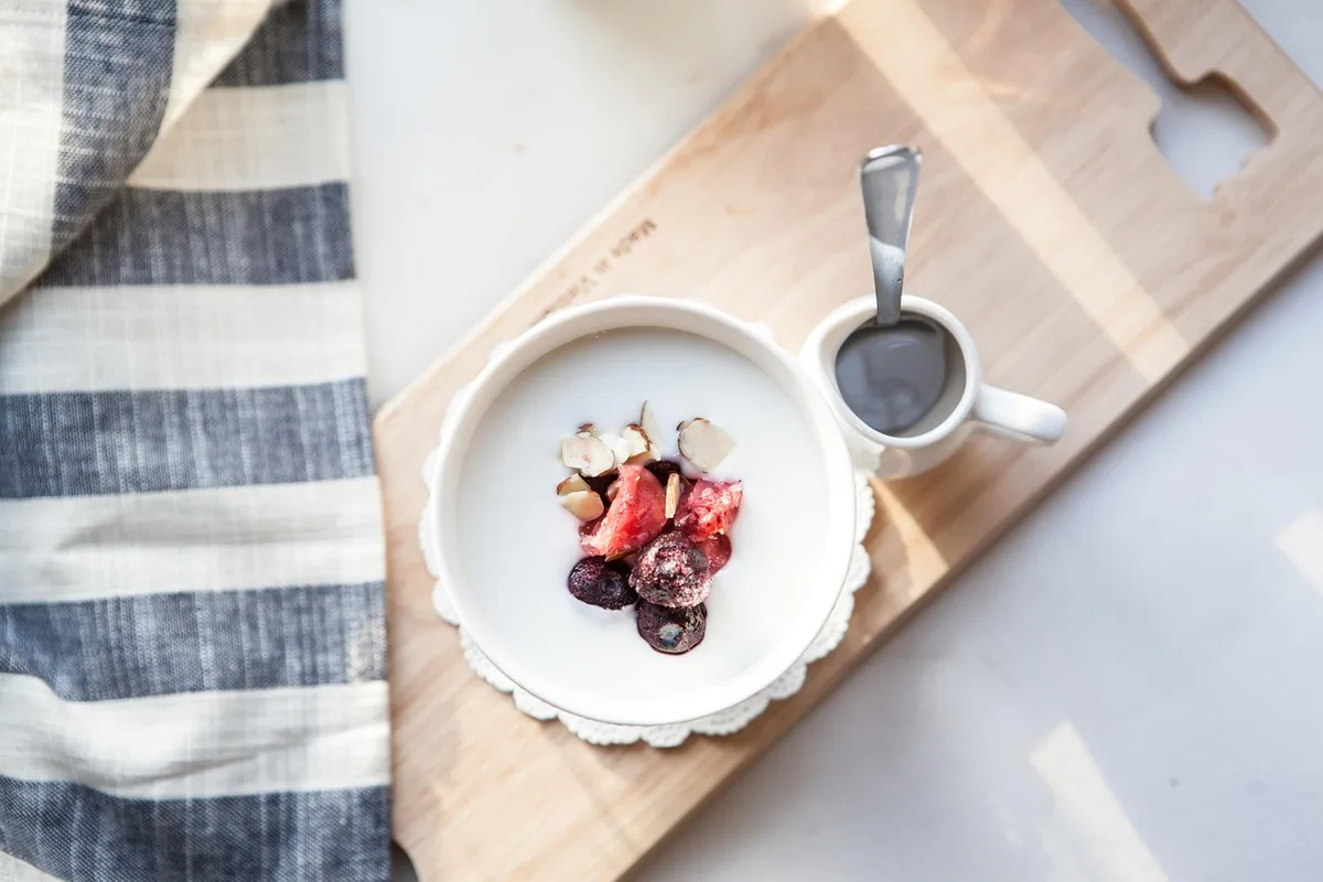 Fruits de saison, yaourt et légumes sur un plan de travail de cuisine
