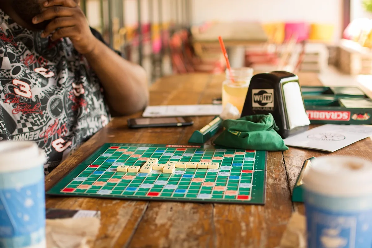 Groupe de personnes âgées jouant à un jeu de société autour d'une table