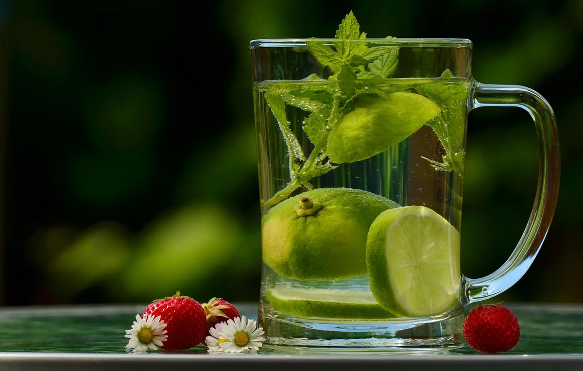 Bouteille d'eau et assiette équilibrée sur une table