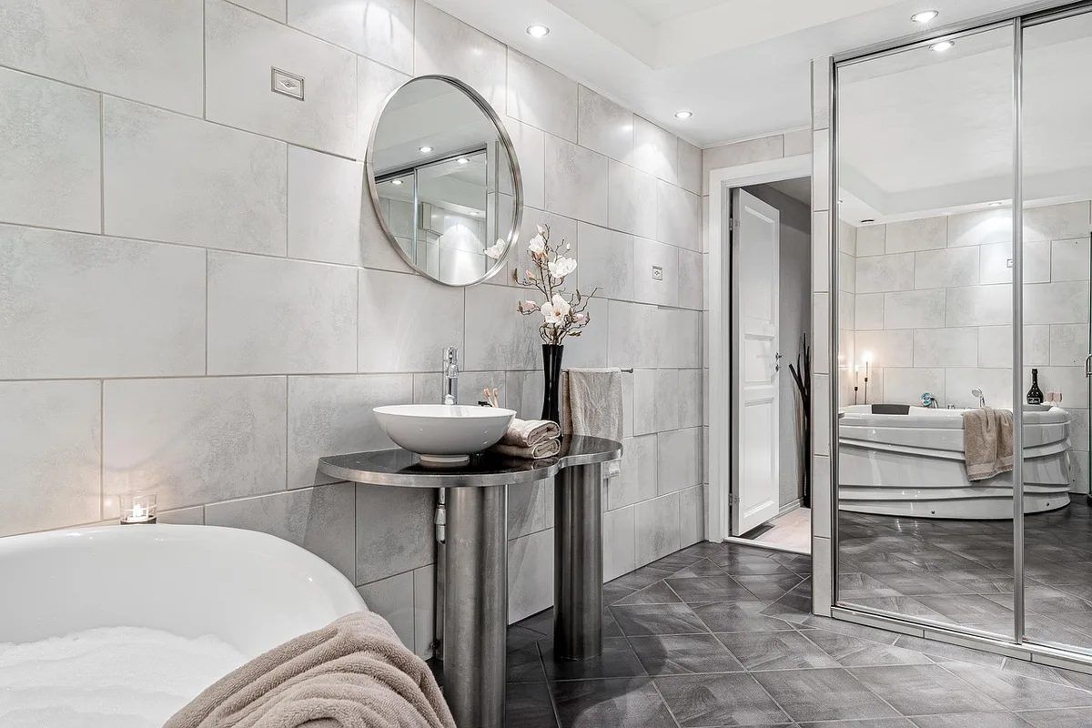 Rasoir propre, serviette et lotion sans parfum posés sur un plan de salle de bain