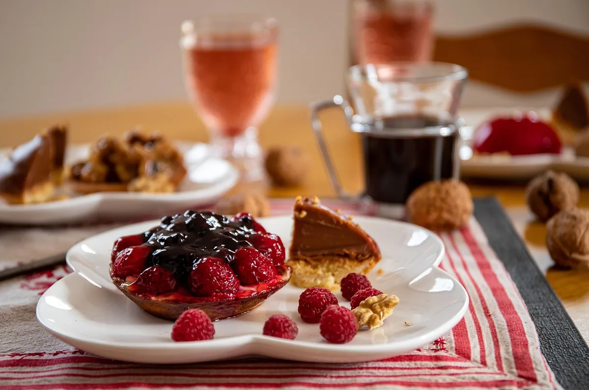 Yaourt nature et fruit à côté d'une viennoiserie pour un petit-déjeuner équilibré